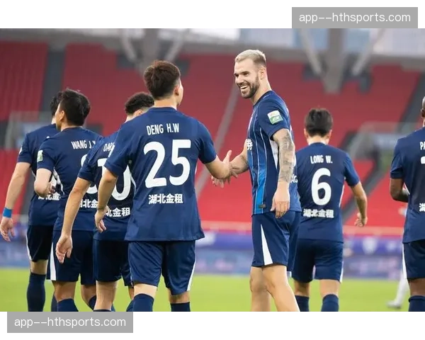 武汉三镇换帅决策引发球迷不满，莫拉适应中超节奏成关键