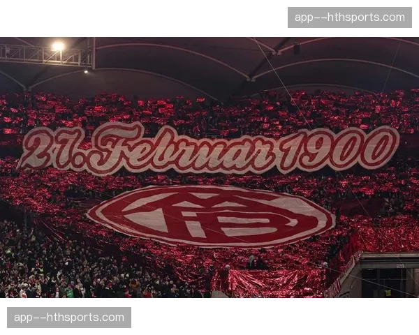 诺坎普球迷巨型TIFO致敬哈维执教最后一季欧冠