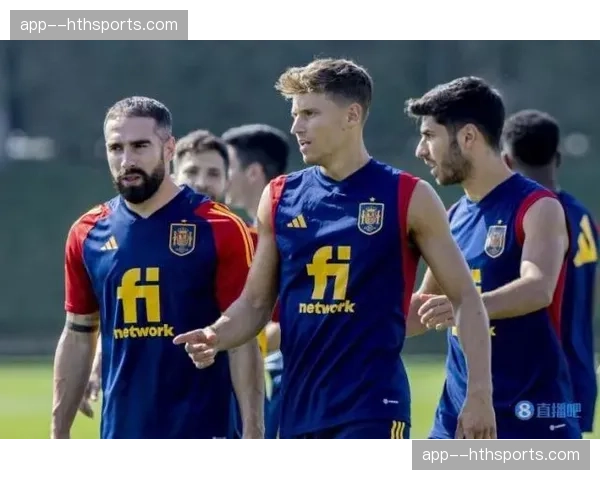 马科斯·略伦特专访中表示，愿意为球队需要踢右后卫位置